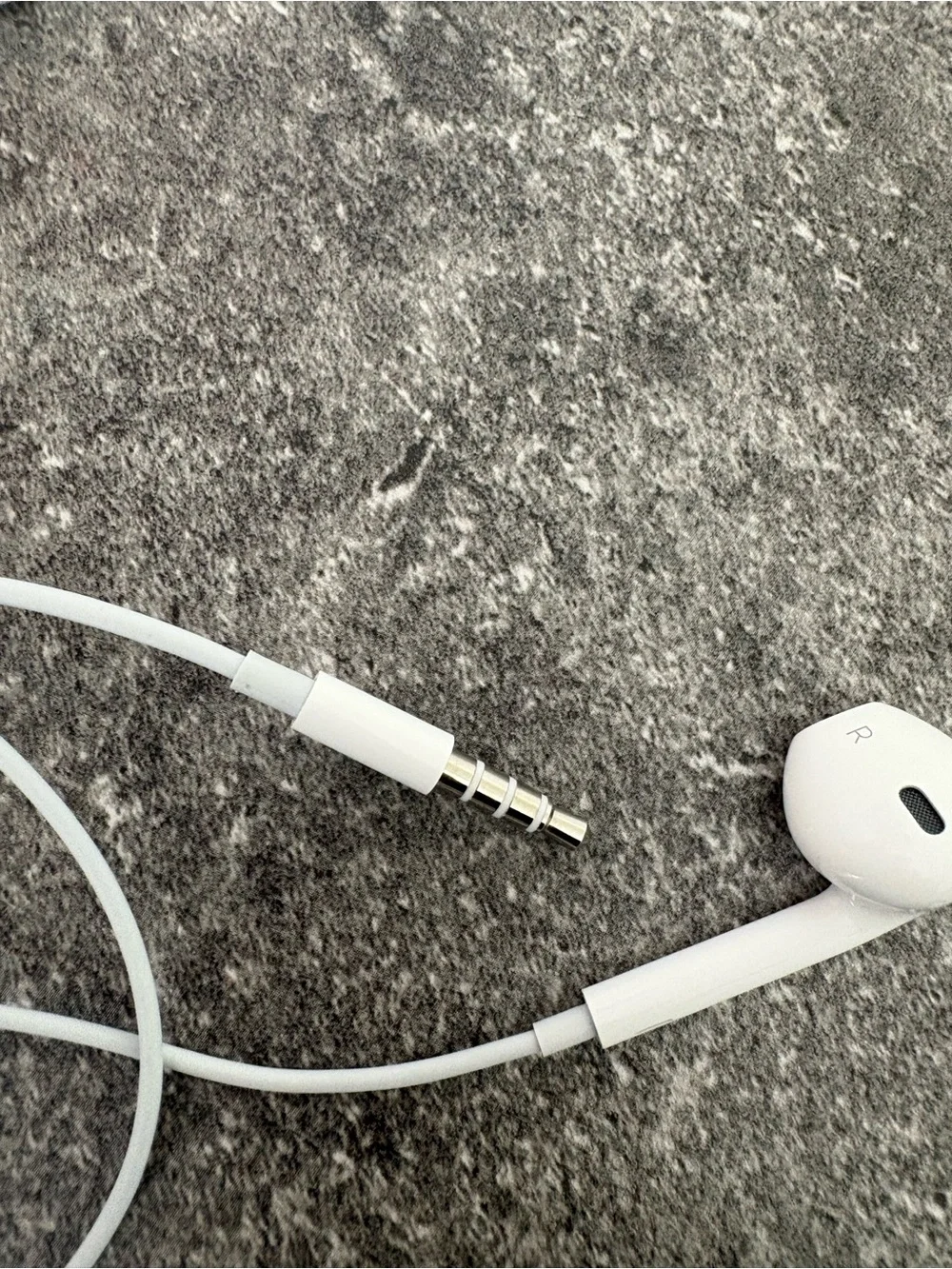 Apple White Wired Earbuds with Inline Remote and Microphone